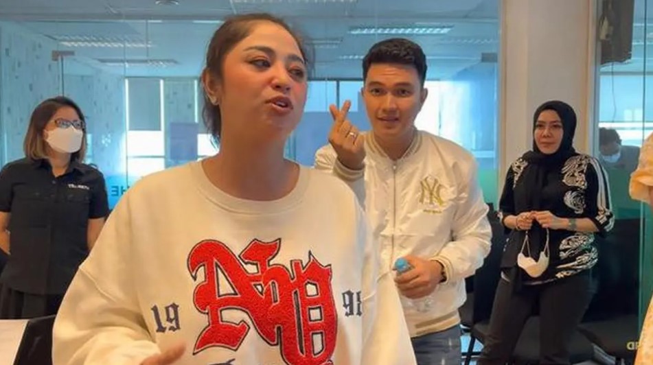 penyanyi ketemu mantan suami © berbagai sumber