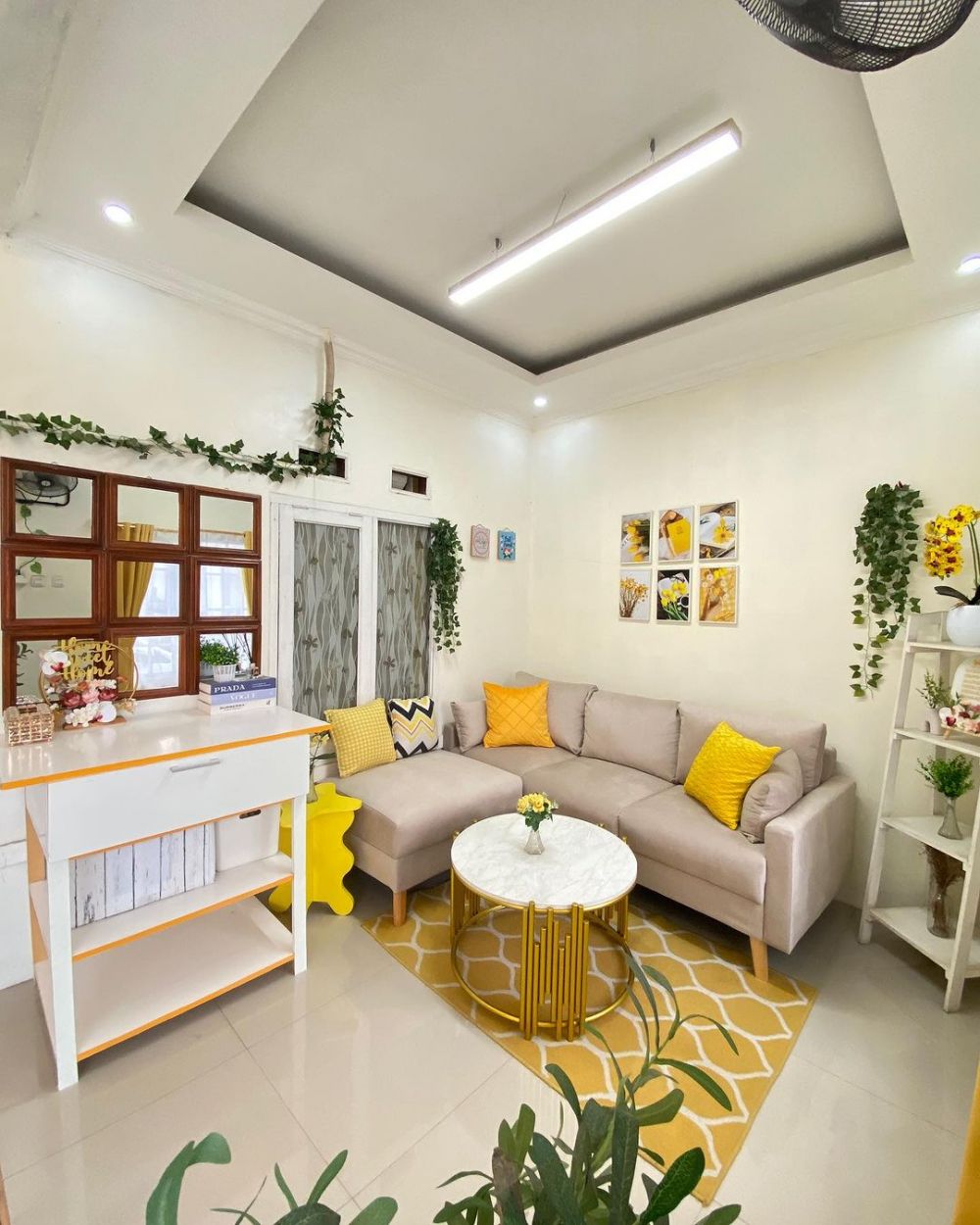 10 Potret ruang tamu outdoor rumah subsidi menyatu dengan garasi ini