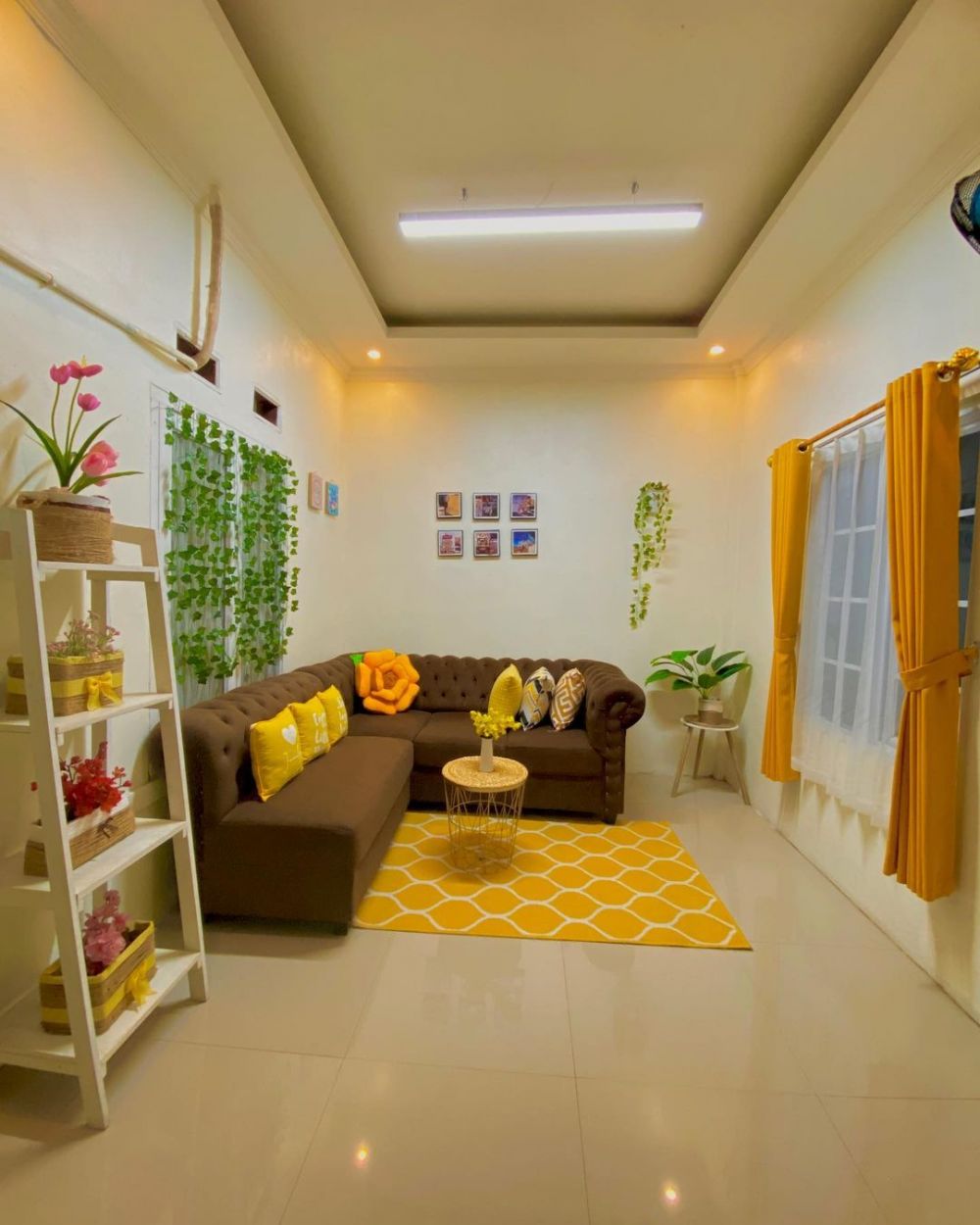 ruang tamu outdoor garasi kuning estetik © 2023 brilio.net