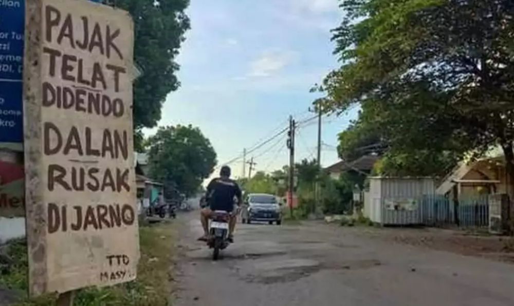 Cara warga perbaiki jalan rusak Berbagai sumber