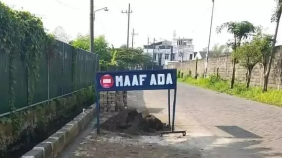 Cara warga perbaiki jalan rusak Berbagai sumber