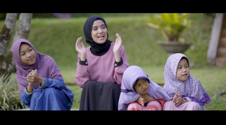 momen Nadya Mustika saat debut akting  © berbagai sumber