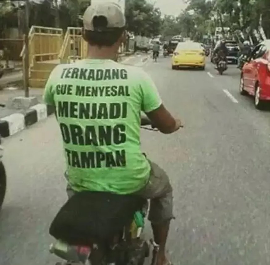 Potret tulisan belakang kaos Berbagai sumber