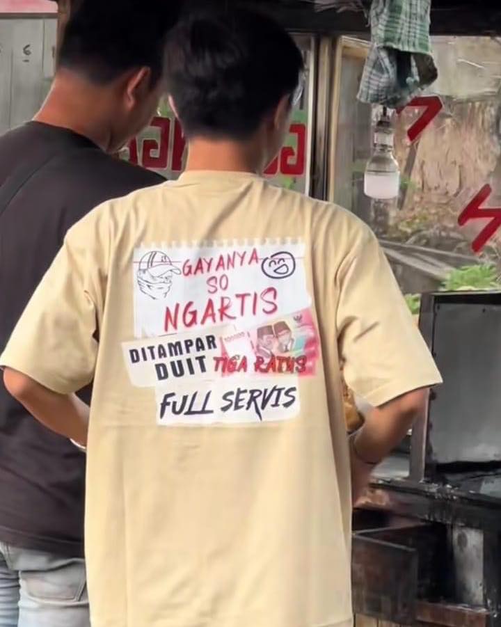 Potret tulisan belakang kaos Berbagai sumber Potret tulisan belakang kaos Berbagai sumber