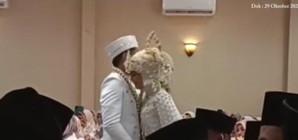 cewek ungkapkan cinta ke dosen saat wisuda © TikTok