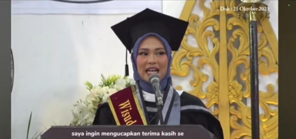 cewek ungkapkan cinta ke dosen saat wisuda © TikTok