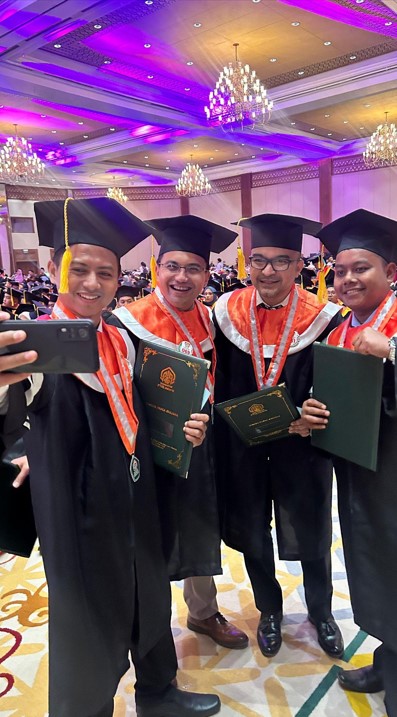 Sahrul Gunawan wisuda S2 © Instagram