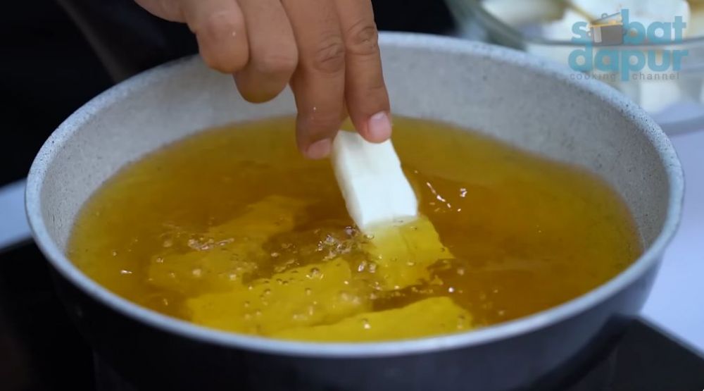 Jangan cuma direndam dan digoreng, ini cara supaya singkong goreng semakin merekah dan renyah maksimal