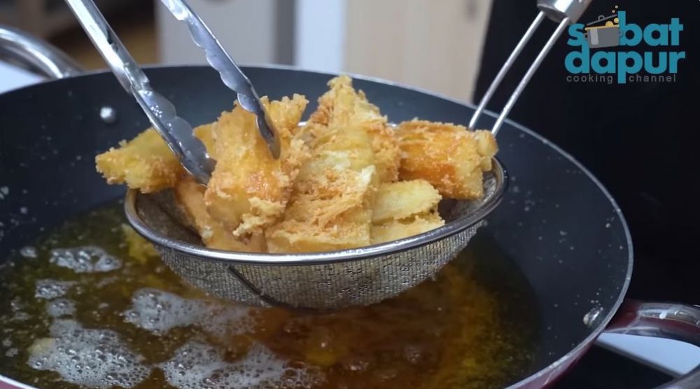 Jangan cuma direndam dan digoreng, ini cara supaya singkong goreng semakin merekah dan renyah maksimal