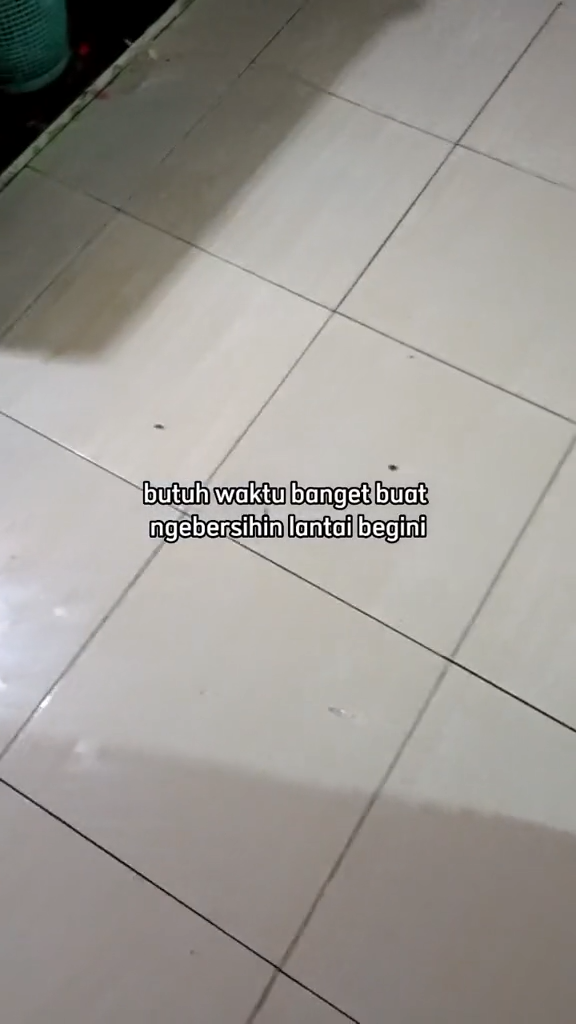 Cara bersihkan lantai licin kena cipratan minyak cukup tambah 1 bahan dapur, hasilnya kesat dan wangi