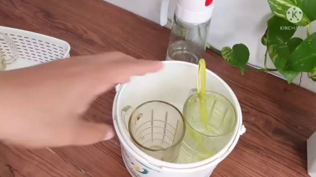 7 Cara mudah mencuci gelas kusam dan berkerak pakai 2 bahan dapur, hasilnya kinclong seperti baru