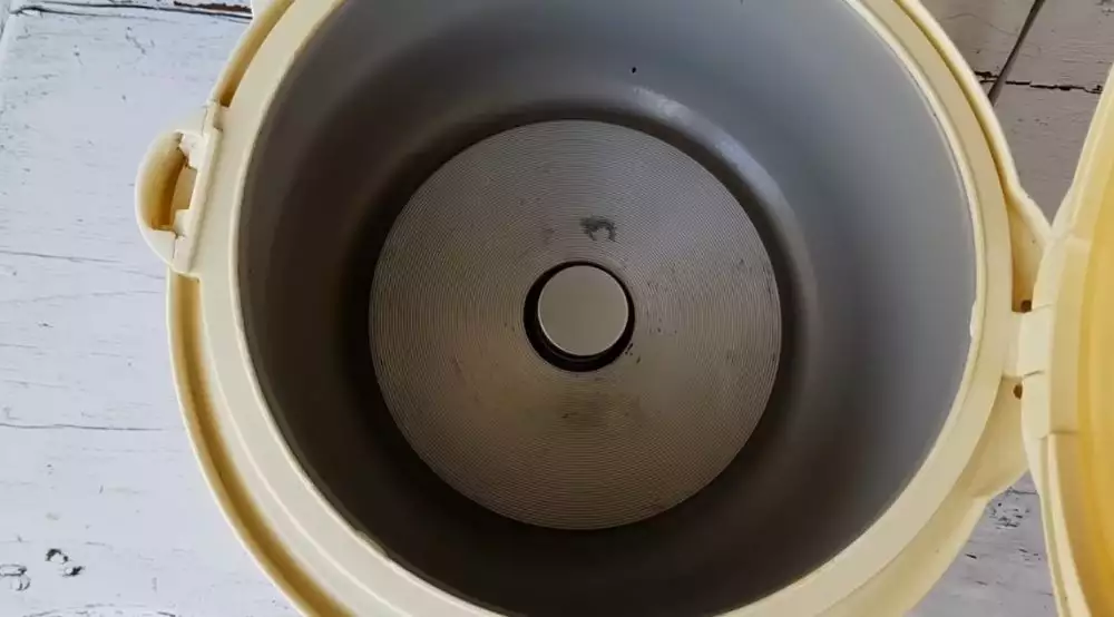 Cuma pakai 2 bahan dapur, ini cara bersihkan kerak bagian dalam rice cooker agar kinclong seperti baru
