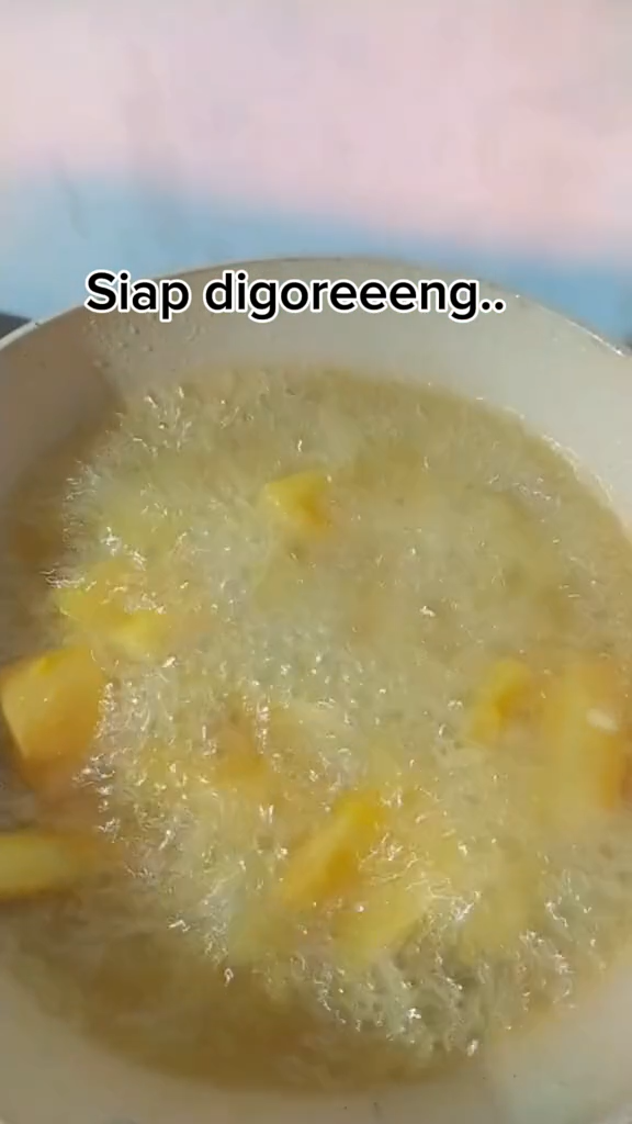 Tanpa direbus, ini cara bikin singkong goreng mekar dan renyah tahan lama cuma tambah 1 bahan makanan