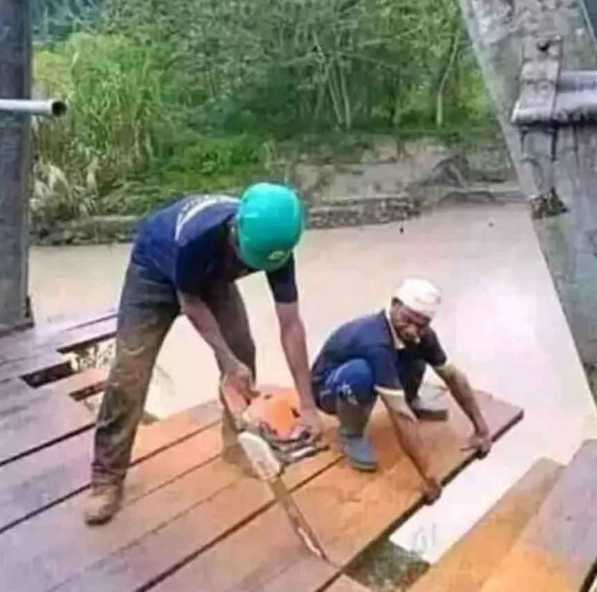 Aksi kocak kuli saat renovasi  Berbagai sumber Aksi kocak kuli saat renovasi  Berbagai sumber