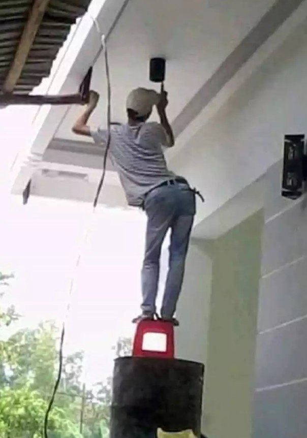 Aksi kocak kuli saat renovasi  Berbagai sumber Aksi kocak kuli saat renovasi  Berbagai sumber