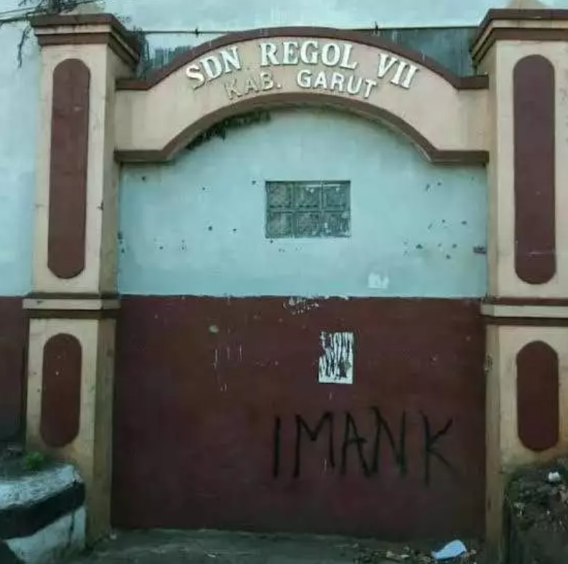 Potret kocak gapura nyeleneh  Berbagai sumber