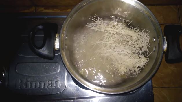Tak perlu direndam air, ini cara bikin bihun goreng gurih, nggak cepat basi, dan cokelatnya merata