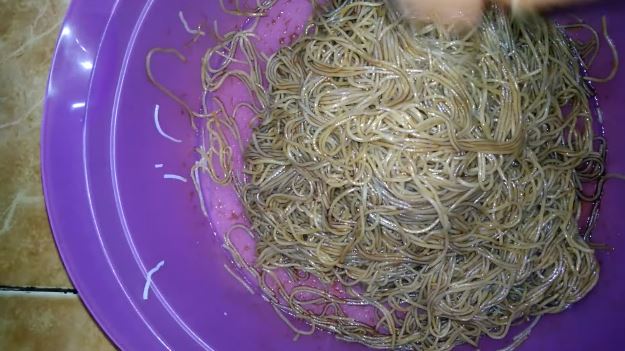 Tak perlu direndam air, ini cara bikin bihun goreng gurih, nggak cepat basi, dan cokelatnya merata