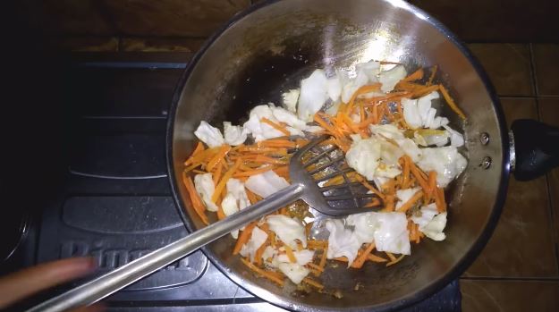 Tak perlu direndam air, ini cara bikin bihun goreng gurih, nggak cepat basi, dan cokelatnya merata