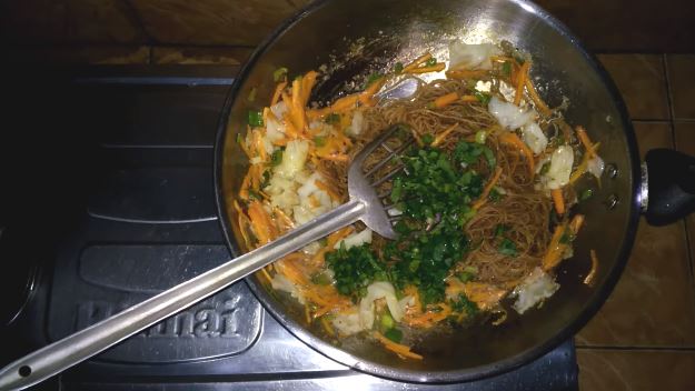 Tak perlu direndam air, ini cara bikin bihun goreng gurih, nggak cepat basi, dan cokelatnya merata