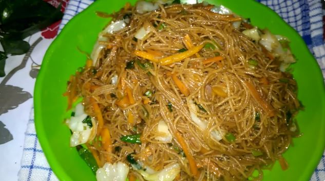 Tak perlu direndam air, ini cara bikin bihun goreng gurih, nggak cepat basi, dan cokelatnya merata