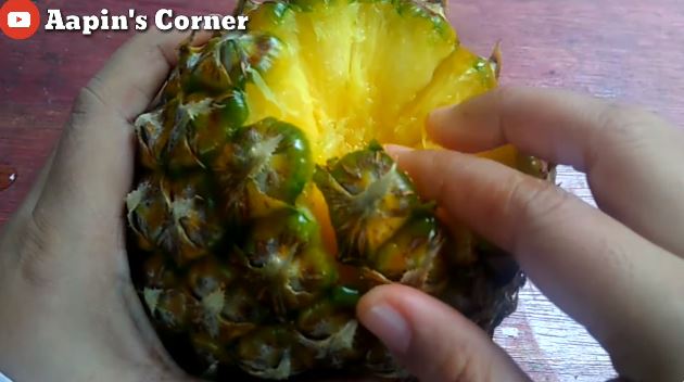 Tanpa pisau, begini cara mengupas kulit nanas cuma pakai 1 alat sederhana