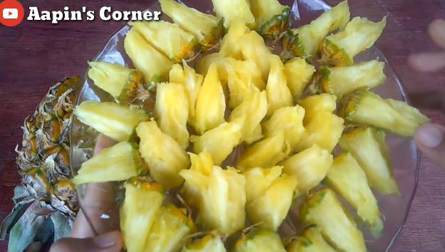 Tanpa pisau, begini cara mengupas kulit nanas cuma pakai 1 alat sederhana