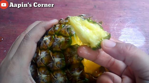 Tanpa pisau, begini cara mengupas kulit nanas cuma pakai 1 alat sederhana