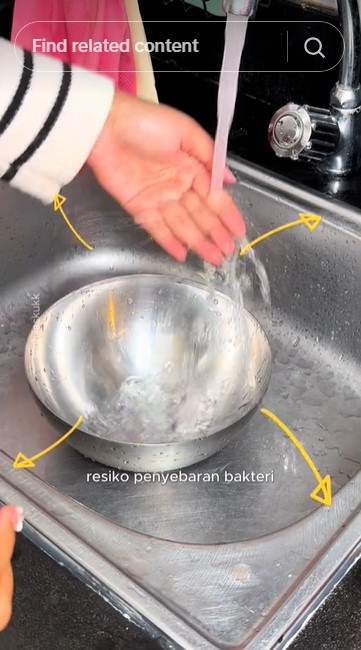 Bukan dicuci di air mengalir, ini cara membersihkan ayam agar bebas kuman pakai 1 bahan dapur