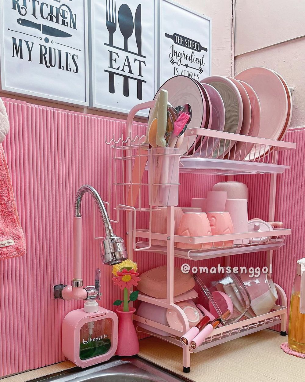 dapur mungil pink estetik tak sumpek © 2023 brilio.net dapur mungil pink estetik tak sumpek © 2023 brilio.net