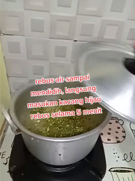 Tanpa perlu direndam air, ini cara merebus kacang hijau agar empuk dalam waktu 12 menit