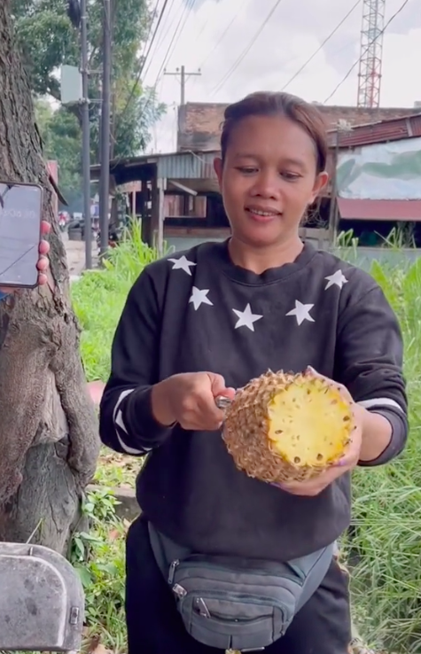 Cuma butuh waktu kurang dari 1 menit, begini trik cepat mengupas kulit nanas dengan mudah