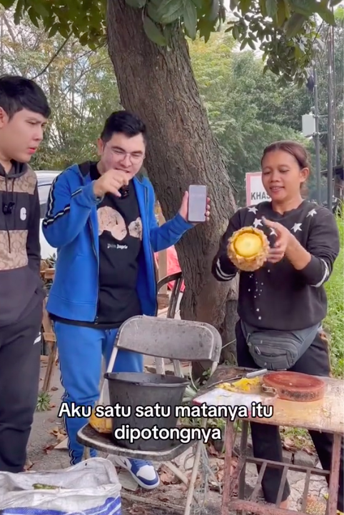 Cuma butuh waktu kurang dari 1 menit, begini trik cepat mengupas kulit nanas dengan mudah