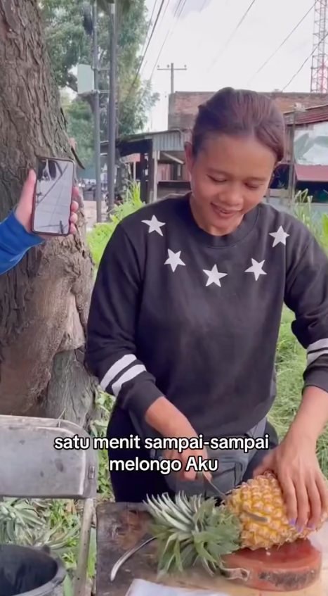 Cuma butuh waktu kurang dari 1 menit, begini trik cepat mengupas kulit nanas dengan mudah