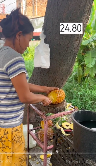 Cuma butuh waktu kurang dari 1 menit, begini trik cepat mengupas kulit nanas dengan mudah