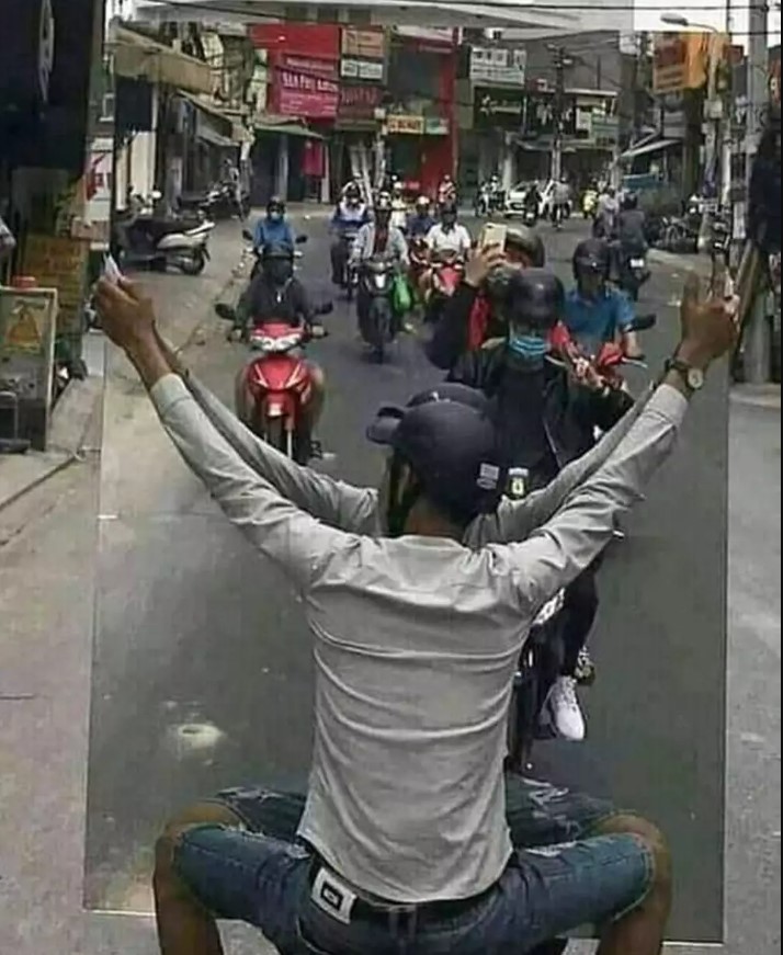 Momen tersembunyi di foto bersama  Berbagai sumber