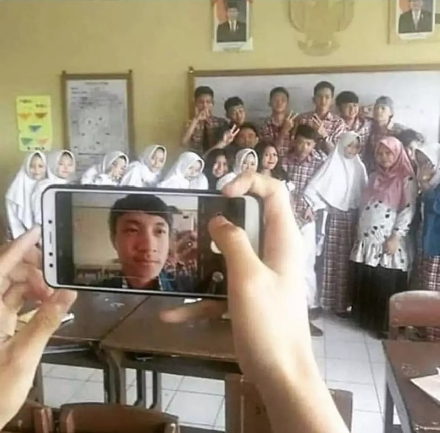 Momen tersembunyi di foto bersama  Berbagai sumber