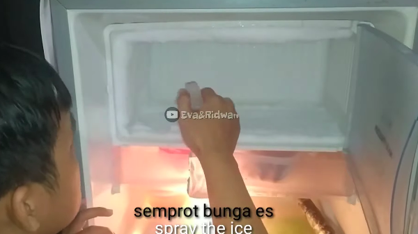 Bukan pakai larutan garam, ini cara cepat mencairkan bunga es di freezer dalam waktu 10 menit