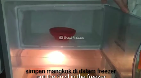Bukan pakai larutan garam, ini cara cepat mencairkan bunga es di freezer dalam waktu 10 menit