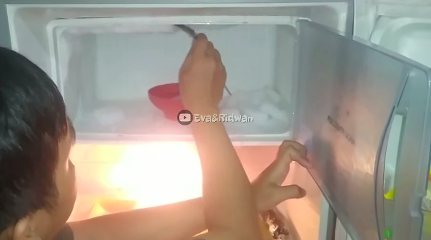 Bukan pakai larutan garam, ini cara cepat mencairkan bunga es di freezer dalam waktu 10 menit