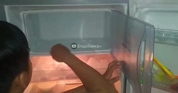 Bukan pakai larutan garam, ini cara cepat mencairkan bunga es di freezer dalam waktu 10 menit