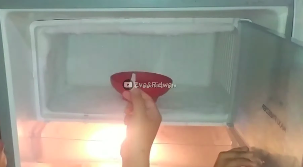 Bukan pakai larutan garam, ini cara cepat mencairkan bunga es di freezer dalam waktu 10 menit