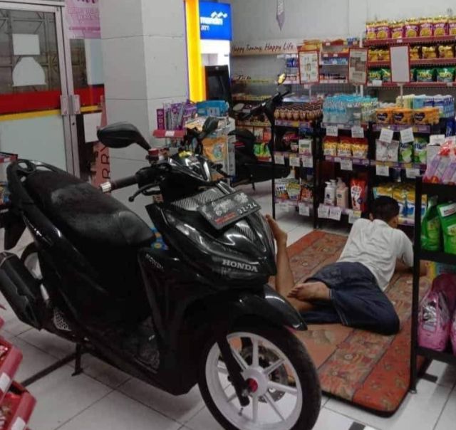 kelakuan nyeleneh minimarket berbagai sumber
