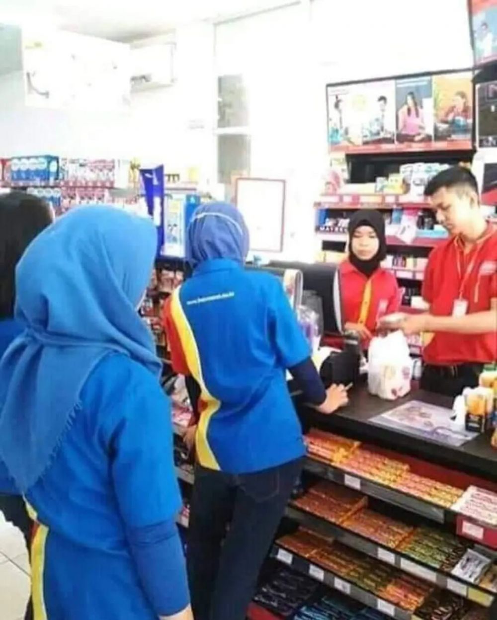 kelakuan nyeleneh minimarket berbagai sumber