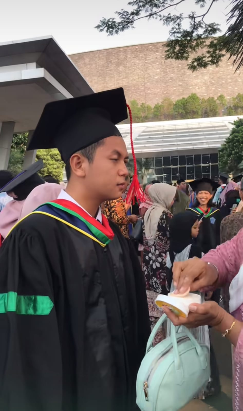 dibedakin pas wisuda © TikTok