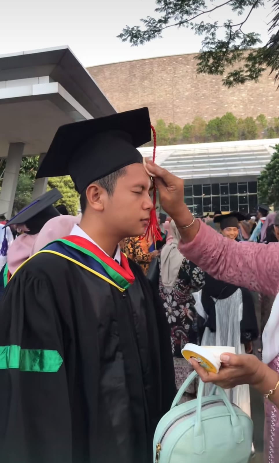 dibedakin pas wisuda © TikTok