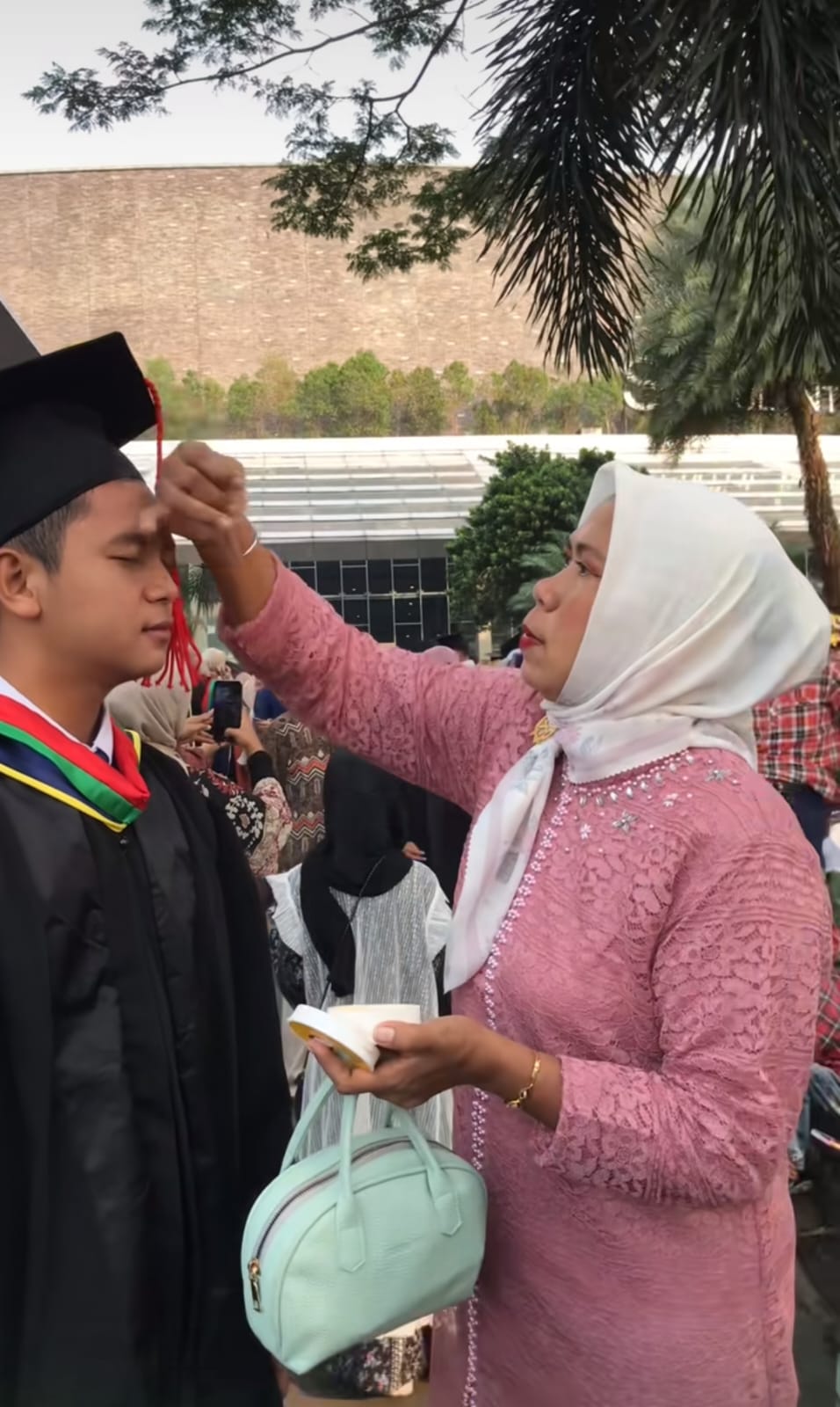 dibedakin pas wisuda © TikTok