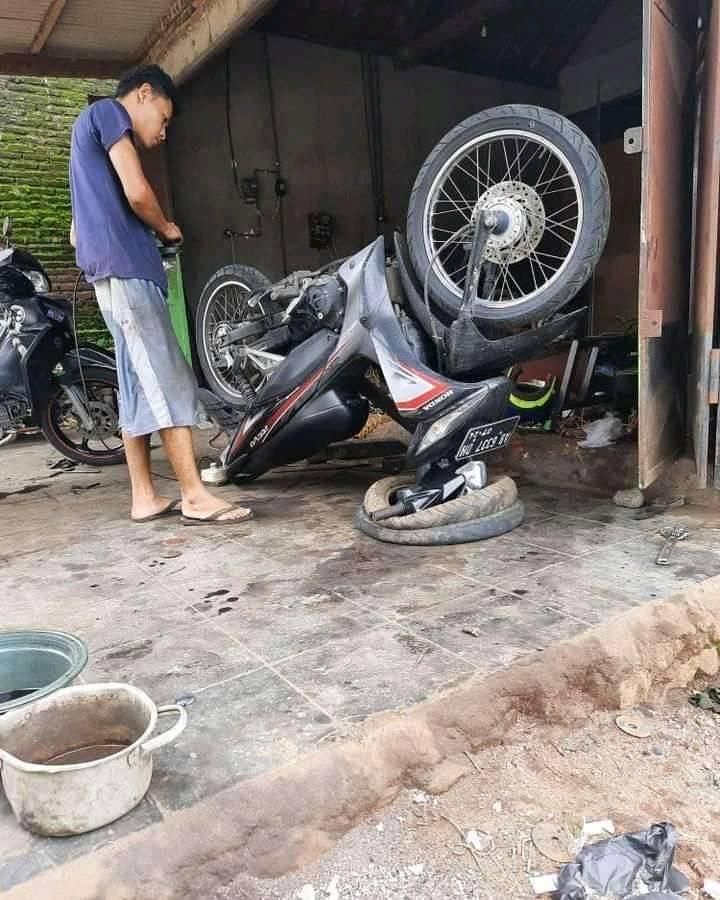 kejadian nyeleneh di bengkel © berbagai sumber kejadian nyeleneh di bengkel © berbagai sumber
