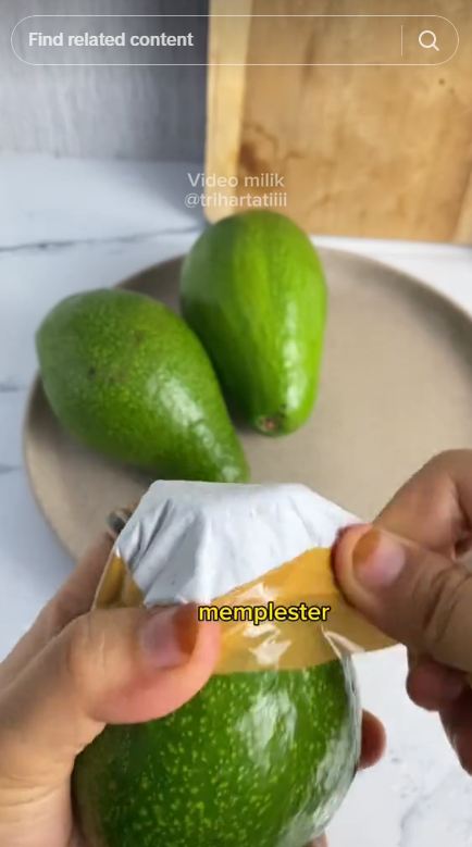 Bukan ditusuk lidi atau diperam beras, ini cara cepat mematangkan alpukat agar tak busuk pakai 2 alat
