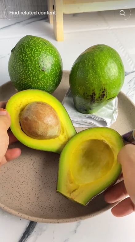 Bukan ditusuk lidi atau diperam beras, ini cara cepat mematangkan alpukat agar tak busuk pakai 2 alat